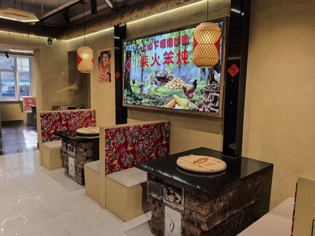 曲府粮满仓柴火铁锅炖中央大街店实拍 - 柴火灶台桌特写:黑色台面、木质锅盖与灶口添柴口