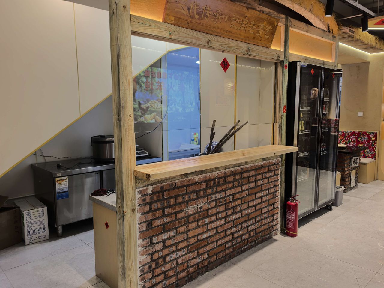 曲府粮满仓柴火铁锅炖中央大街店实拍 - 大厅卡座区实拍：黄泥墙+老式木窗框装饰+大花布卡座